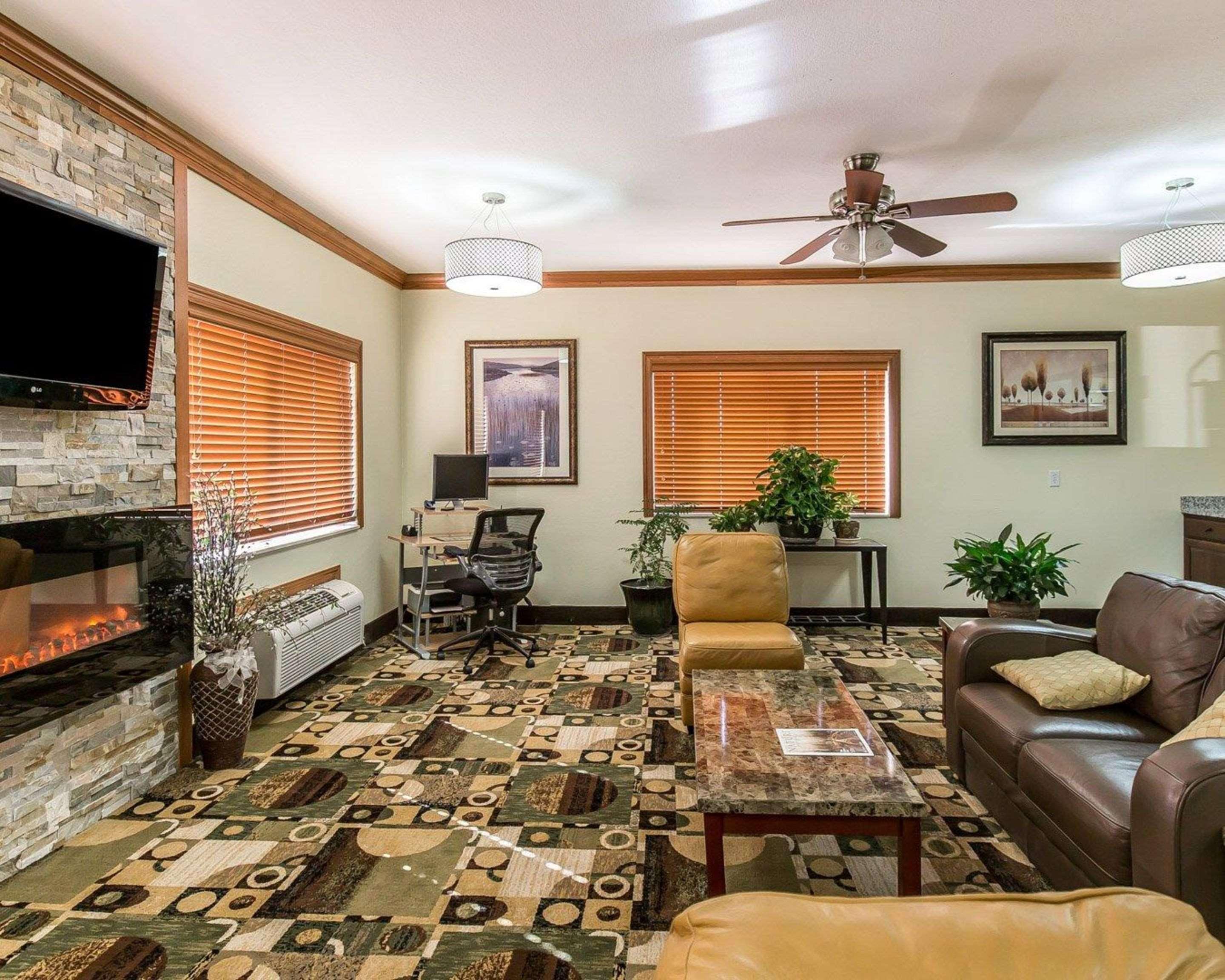 Quality Inn At Collins Road - سيدار رابيدز المظهر الخارجي الصورة